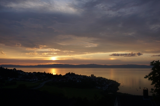 远眺湖边落日天空云彩风景特写