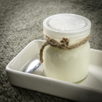 白色陶瓷盘中摆放的牛奶杯静物特写