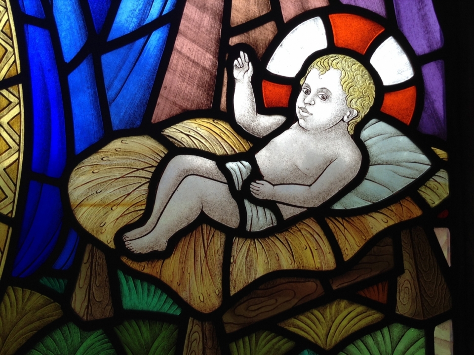 教堂窗户上的彩色琉璃婴儿图案特写