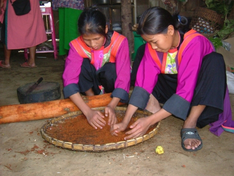 室内蹲地面处理香料扎马尾穿拖鞋女孩们