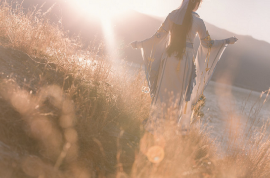 晴空下田间起舞优雅美女特写