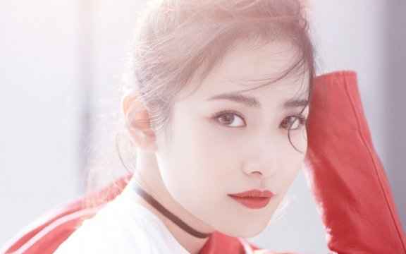 烈焰红唇少女刘美彤逆光唯美人像写真