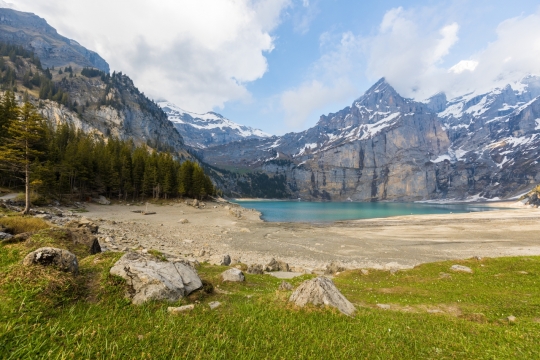 雪山脚下清澈湖泊森林自然风光