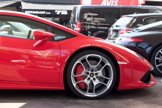 阳光城市街道停车场豪华红色轿车