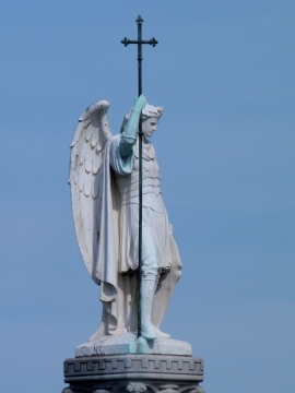 广场上手持十字架巨大天使雕像仰拍