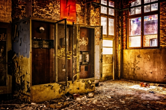 阳光城市街道废弃脏乱建筑室内