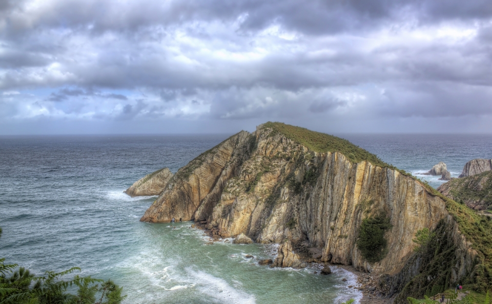 海边悬崖浪花击打石壁壮观风景