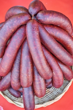 红色背景新鲜美味猪肉香肠食物