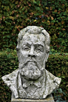 户外自然绿色植物前男性艺术胸像