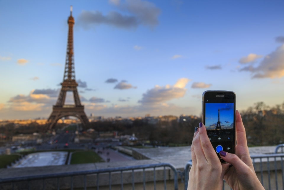 智能手机拍摄傍晚天空下法国巴黎埃菲尔铁塔