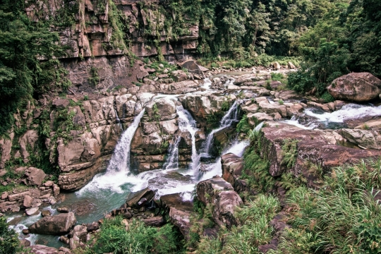 自然户外山峰岩石间清澈溪流