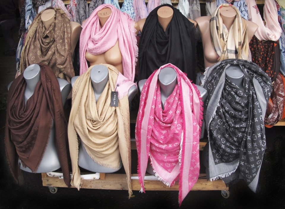 街头服装店摆放在人体模特上的时尚彩色围巾
