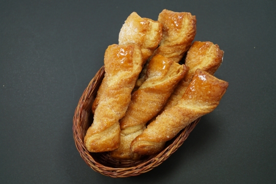 美食摄影_灰色桌面竹筐新鲜美味面包早餐食物