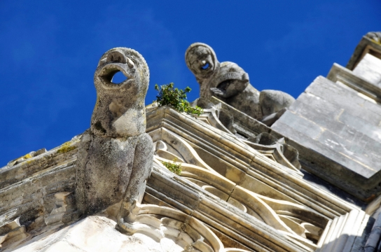 蓝色天空古老教堂建筑墙壁石质雕塑