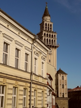 蓝色天空城市街道古典艺术建筑