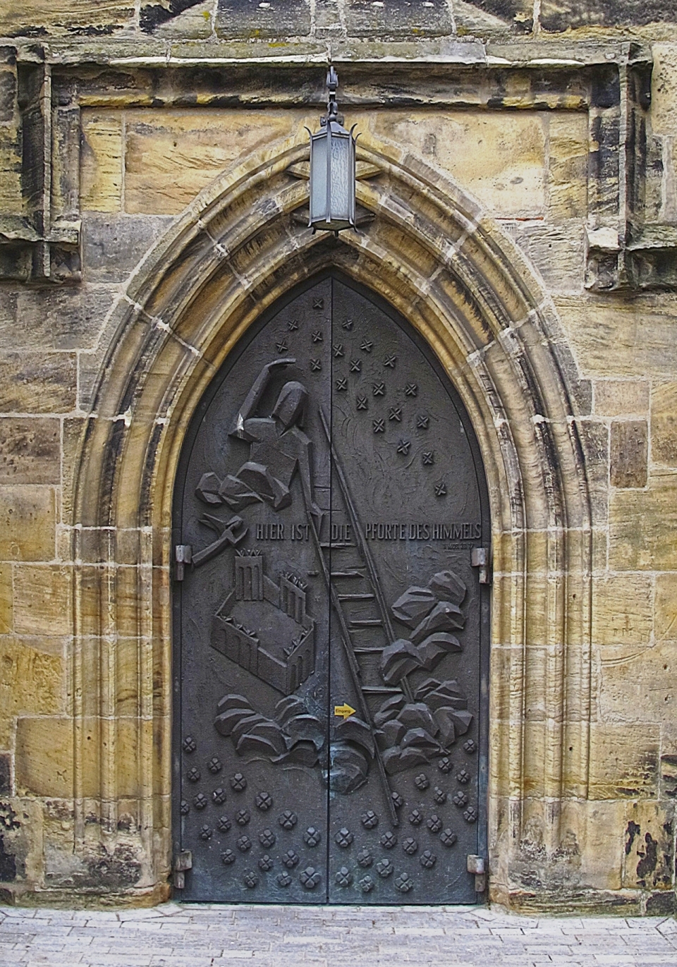 古老教堂建筑的金属浮雕大门