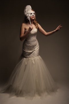 个人艺术照摄影_昏暗室内戴面具穿白色婚纱长裙女性