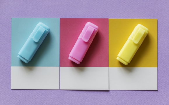 简约风格彩色便签对应色彩画笔摆拍