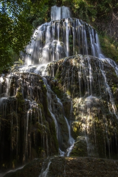 幽深丛林深处白色溪流瀑布优美景观