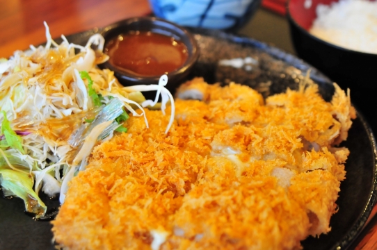 室内黑色盘子蔬菜炸猪排米饭美食套餐