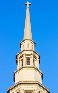 蓝色天空尖顶白色古老教堂建筑