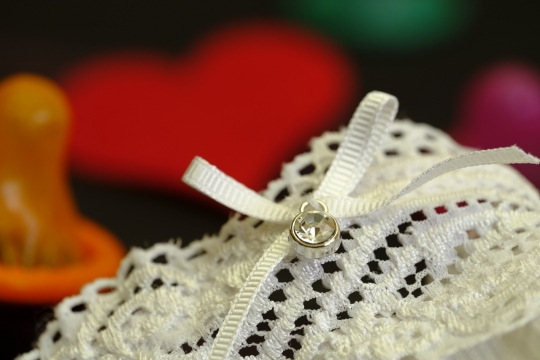 室内女性衣物上白色蕾丝蝴蝶结水钻装饰