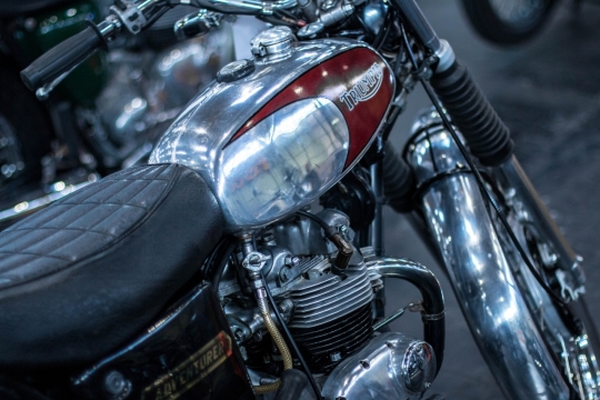 摩托车侧面莹白色外观特写