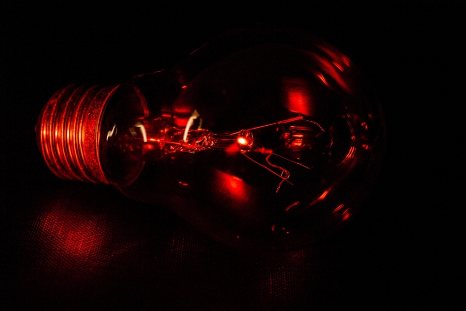 黑暗室内桌面红色灯光透明玻璃灯泡