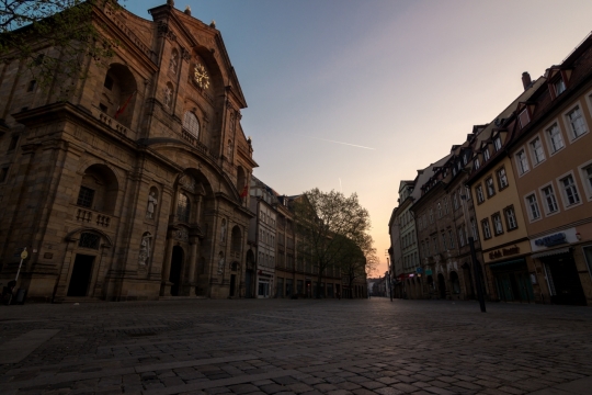 傍晚天空古典建筑城市街道