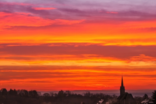 日落天空城市街道建筑树木