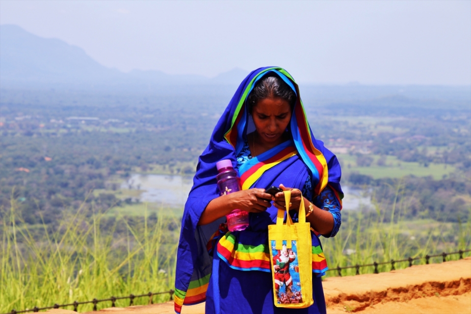 自然风光前彩色民族传统服饰印度女性