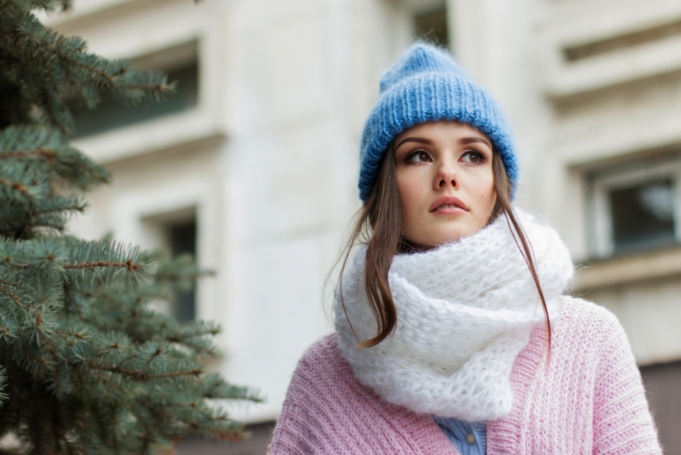 冬天城市街道围巾针织帽时尚美女