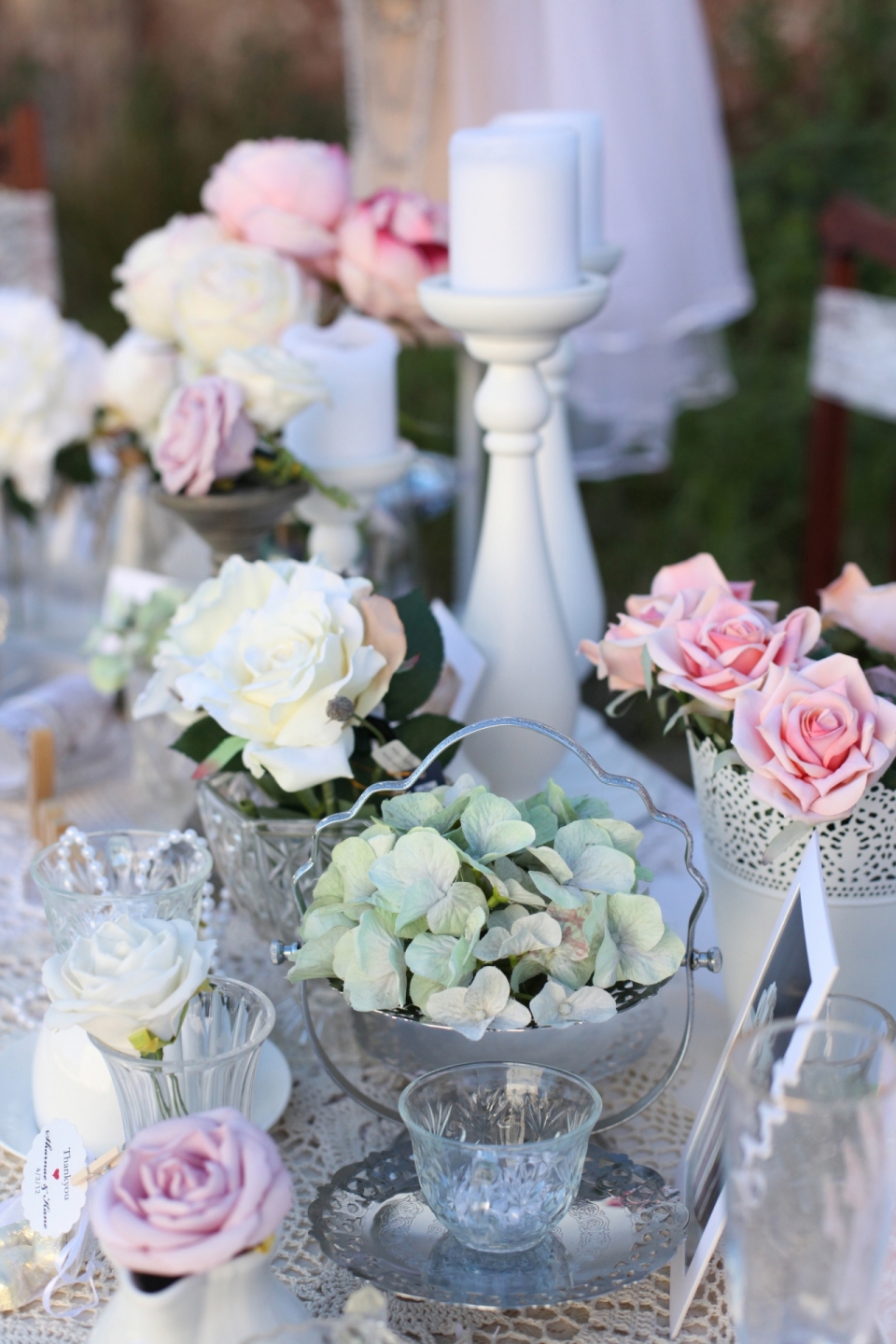 室内桌面玻璃瓶子粉色白色花朵浪漫装饰