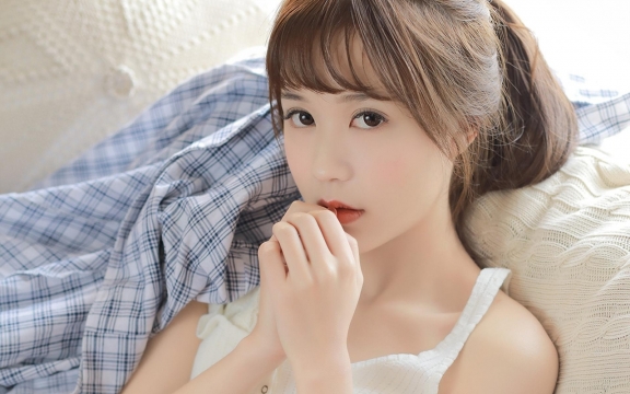 清纯美女学生马尾辫高清桌面壁纸