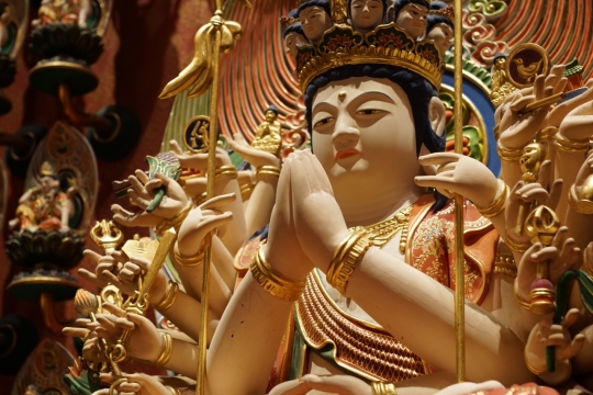 寺庙寺内彩色宗教艺术佛像塑像