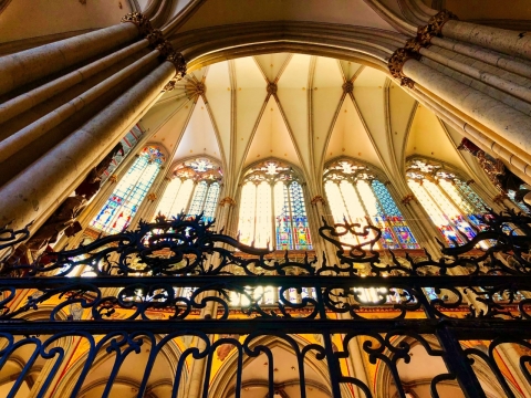 古老教堂建筑室内彩色玻璃窗前仰拍