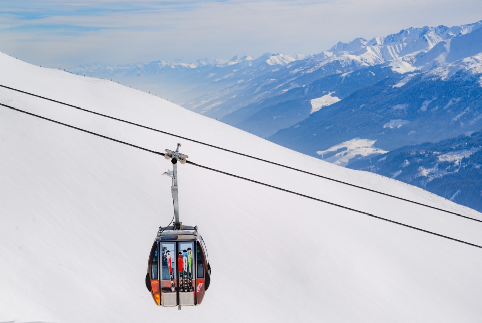 高海拔雪山上正在运行的登山缆车