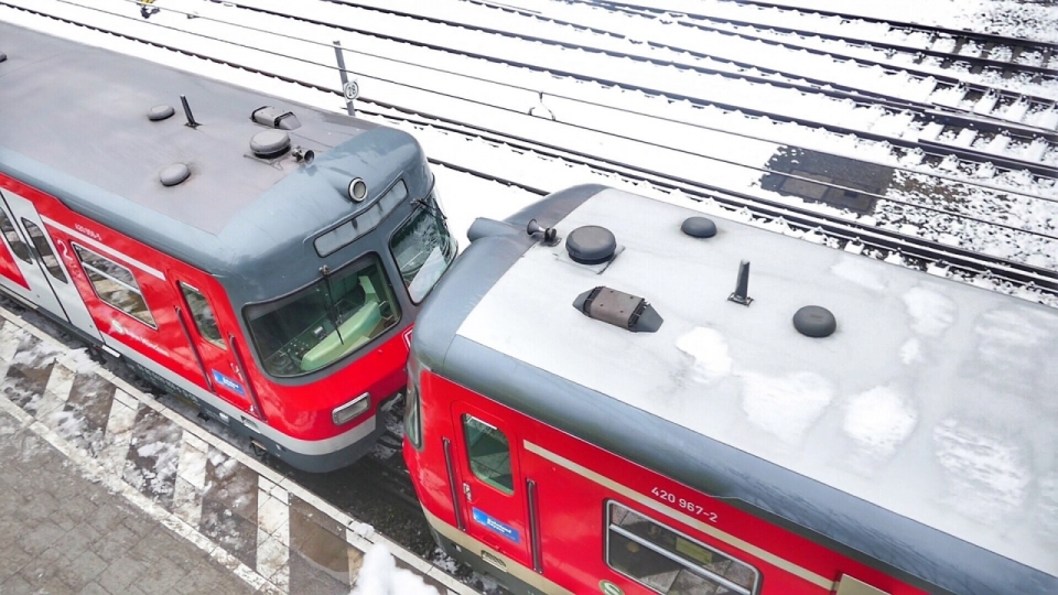 冬天雪后城市铁路轨道上火车俯拍