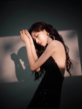 王霏霏性感露背写真