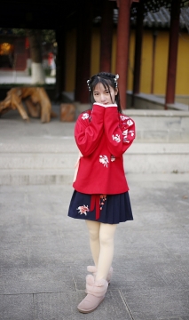 可爱古风托腮微笑少女拍摄图