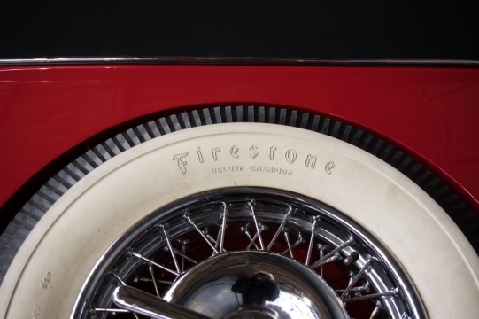 古典红色轿车车轮文字特写