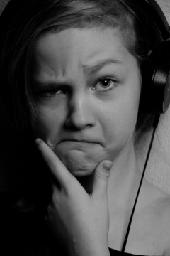 左脸苍老右脸年轻的戴耳机女人