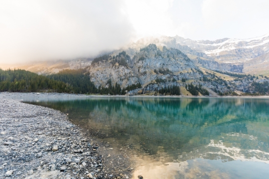 傍晚天空自然山峰倒映湖泊湖面
