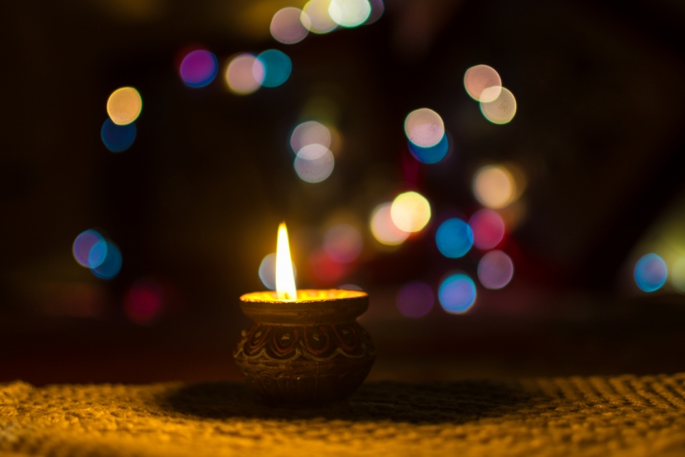 唯美印度节日排灯点燃发出光芒