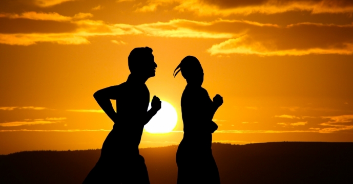 傍晚在夕阳下奔跑的男女