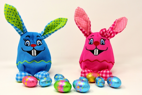 白色背景彩蛋巧克力粉色蓝色兔子玩偶