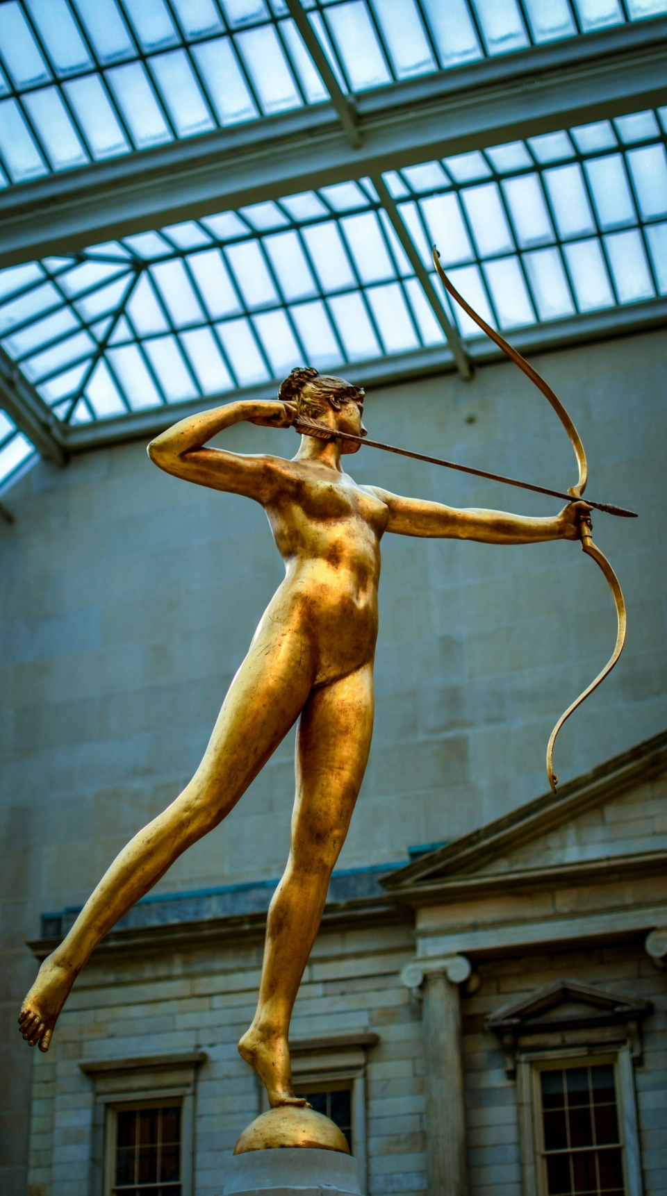 建筑室内金色金属射箭赤裸女性艺术雕像