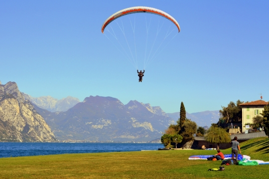 天空中即将降落的滑翔伞运动员