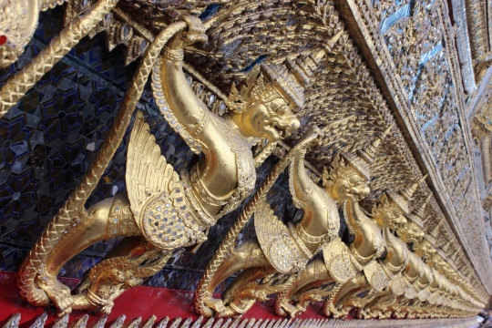 墙壁上整齐排列精致雕刻艺术品