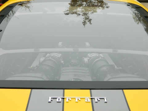 超级跑车法拉利车标和发动机特写